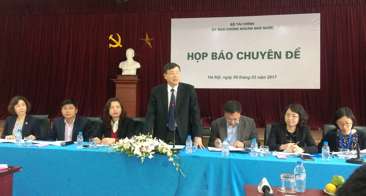 Chủ tịch Ủy ban Chứng khoán Nhà nước Vũ Bằng chủ trì buổi họp báo Chuyên đề ""Một số giải pháp phát triển thị trường chứng khoán" ngày 9/3/2017.