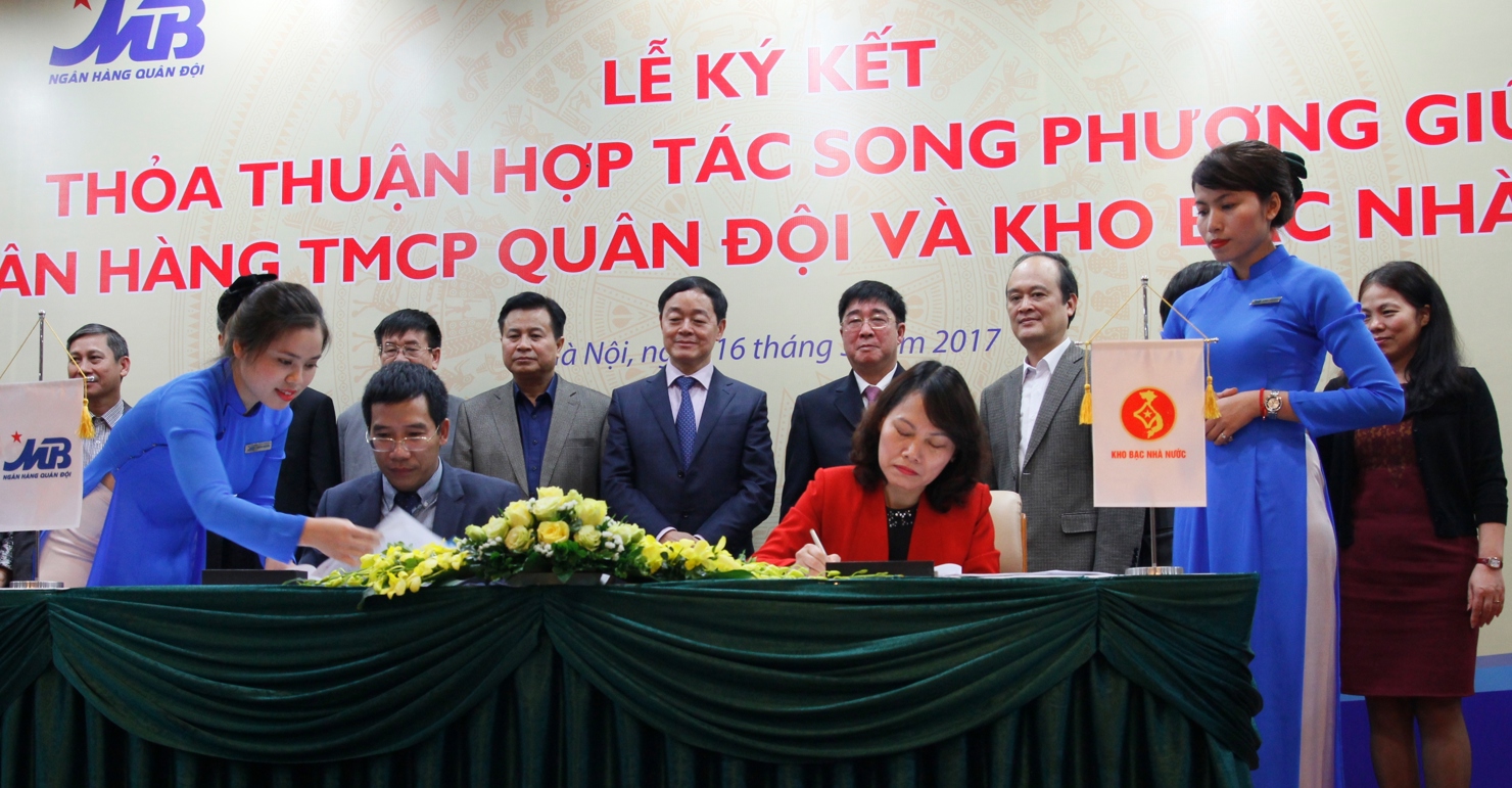 Ông Lưu Trung Thái – Tổng giám đốc ngân hàng Thương mại cổ phần Quân đội và bà Trần Kim Vân – Phó Tổng giám đốc Kho bạc Nhà nước ký kết thỏa thuận hợp tác song phương giữa Ngân hàng Thương mại cổ phần Quân đội và Kho bạc Nhà nước.