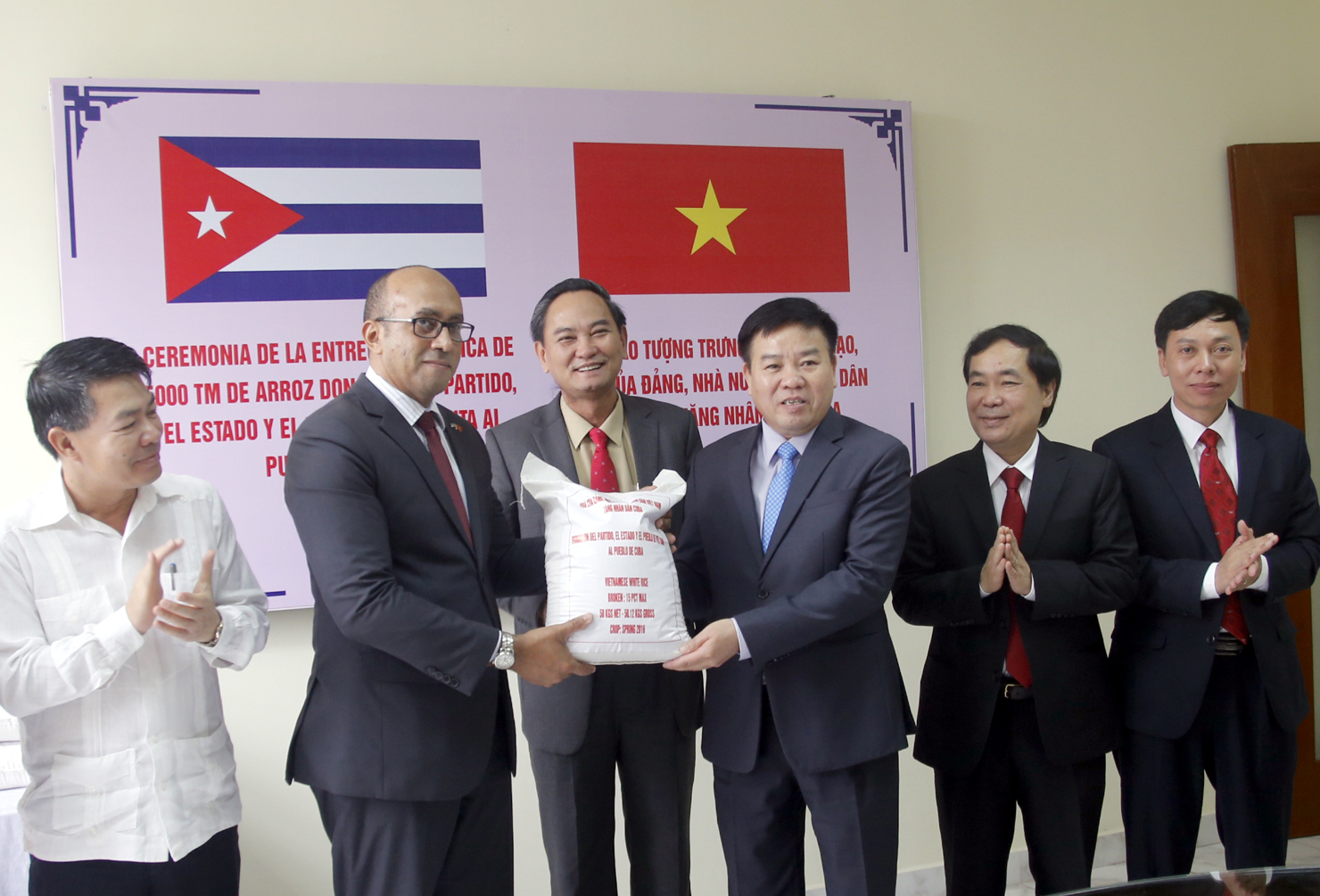Ông Lê Văn Thời, Phó Tổng cục trưởng Tổng cục Dự trữ Nhà nước trao tượng trưng cho Đại sứ Herminio Lopez Diaz 5000 tấn gạo với danh nghĩa quà của Đảng, Nhà nước và nhân dân Việt Nam tặng nhân dân Cuba.