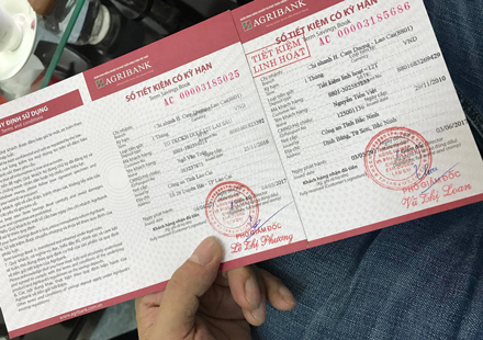 Những quyển sổ tiết kiệm có giá trị hàng chục tỉ đồng bị tẩy xoá và thực chất chỉ có một triệu đồng được gửi tại ngân hàng.
