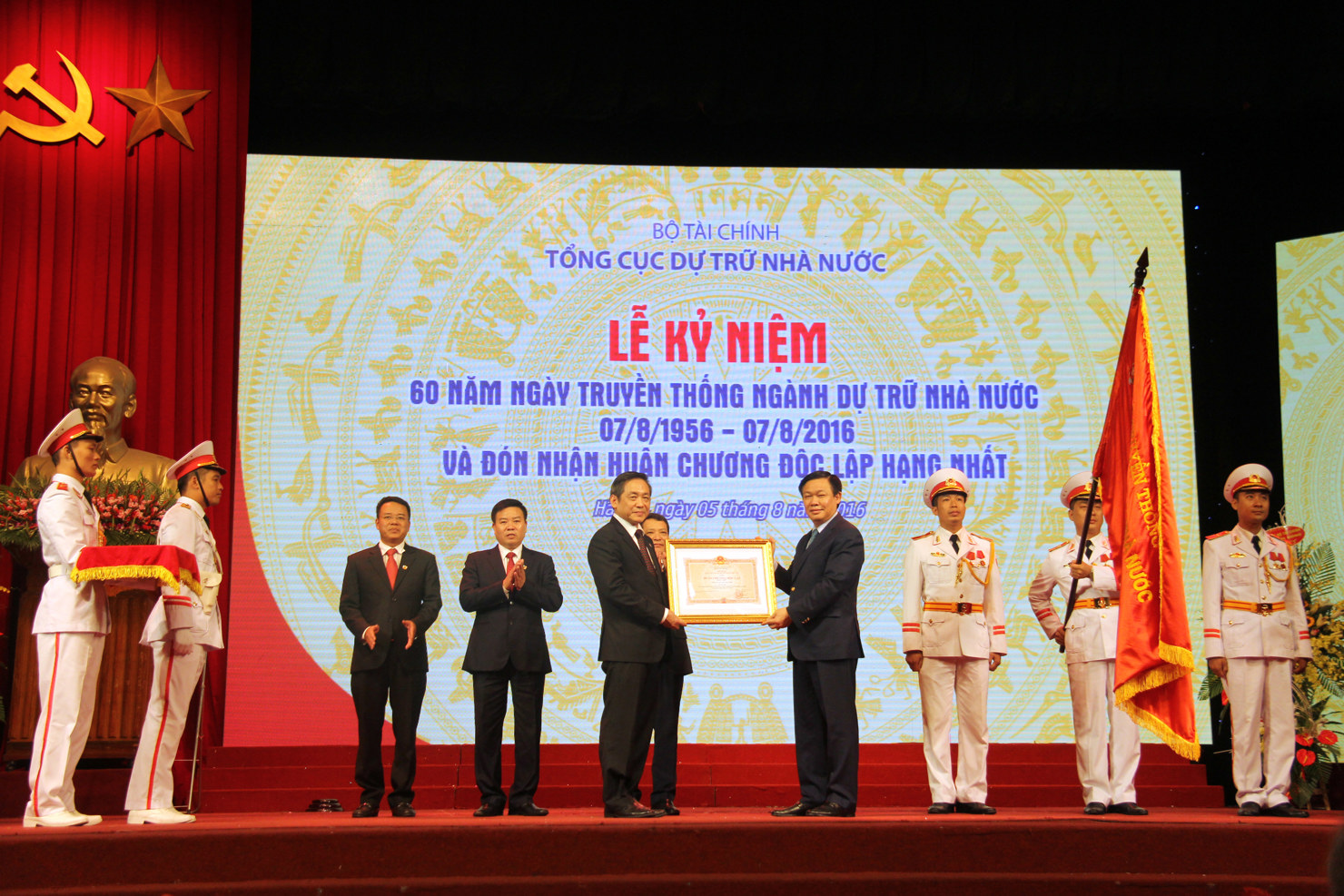 Phó Thủ tướng Chính phủ Vương Đình Huệ, thay mặt Đảng, Nhà nước trao Huân chương Độc lập Hạng Nhất (lần hai) cho ngành DTNN.