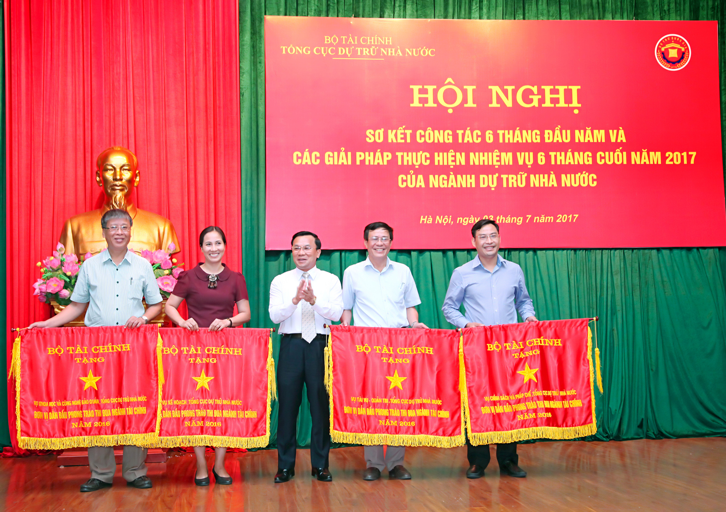 Đồng chí Trần Văn Hiếu thứ trưởng Bộ Tài chính trao tặng Cờ thi đua của Bộ Tài chính cho các đơn vị có nhiều thành tích trong công tác DTNN.