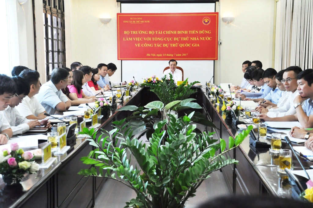 Bộ trưởng Bộ Tài chính Đinh Tiến Dũng tới thăm và làm việc với Tổng cục DTNN về công tác dự trữ quốc gia, ngày 14/7/2017.