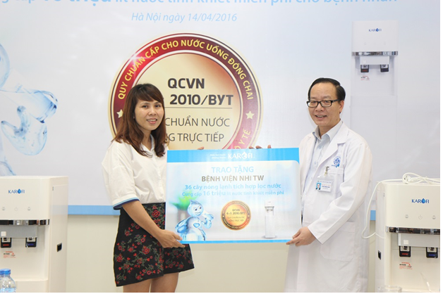 Đại diện Karofi trao tặng 36 cây nước nóng lạnh cho viện Nhi Trung ương.
