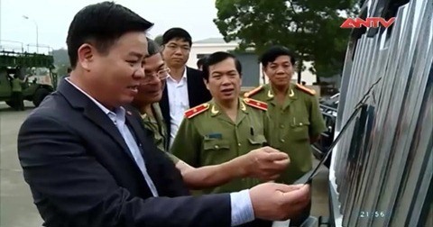Ông Lê Văn Thời - Phó Tổng Cục trưởng Tổng cục DTNN khảo sát các mặt hàng DTQG do Bộ công an quản lý.