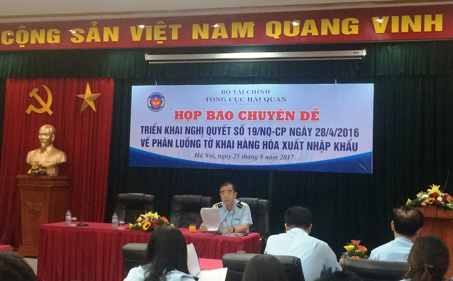 Ông Bùi Thái Quang, Phó Cục trưởng Cục Quản lý rủi ro (Tổng cục Hải quan) trao đổi với báo chí về vấn đề phân luồng tờ khai hàng hóa xuất nhập khẩu (ngày 25/8/2017).