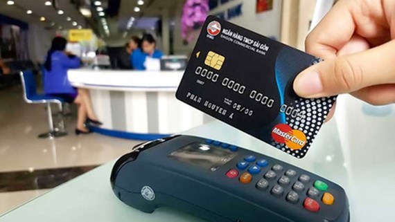 Các máy POS dùng để thanh toán không bằng tiền mặt xuất hiện ngày càng nhiều tại các cửa hàng.
