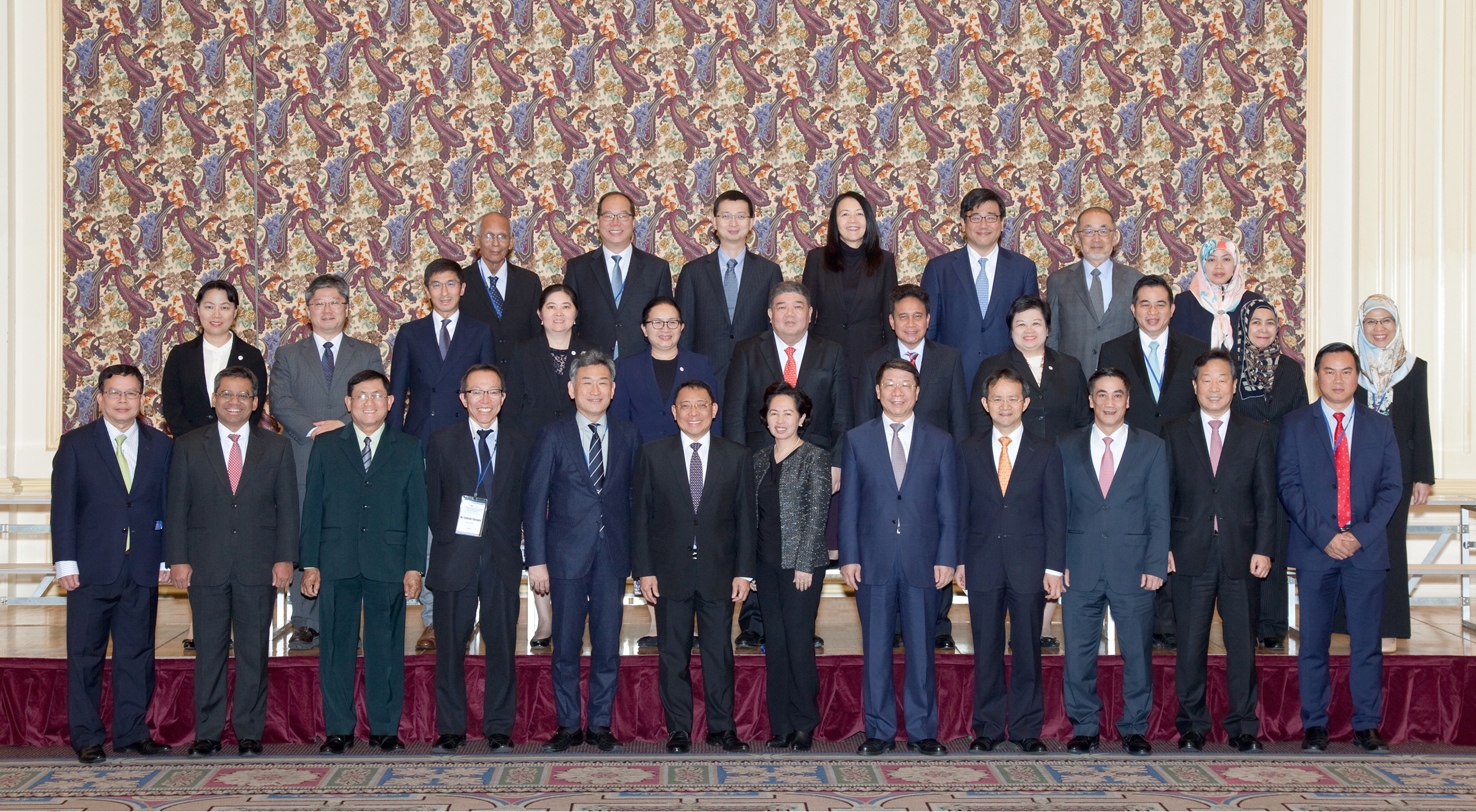 Các Thứ trưởng Tài chính và Phó Thống đốc Ngân hàng Trung ương ASEAN + 3 chụp ảnh lưu niệm tại Hội nghị.