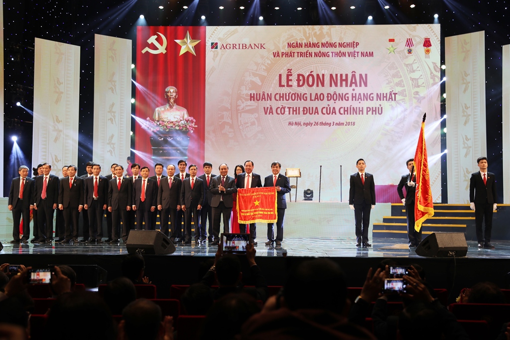 Agribank đón nhận Huân chương Lao động hạng Nhất.