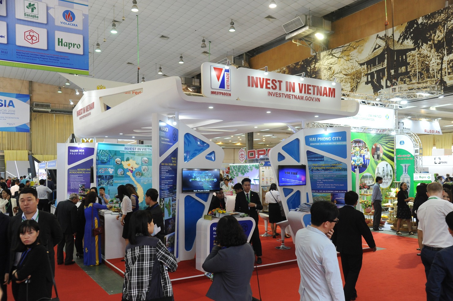 Khu gian hàng Xúc tiến đầu tư và phát triển công nghiệp Việt Nam (Cục Xúc tiến thương mại - Bộ Công thương) tại Hội chợ.