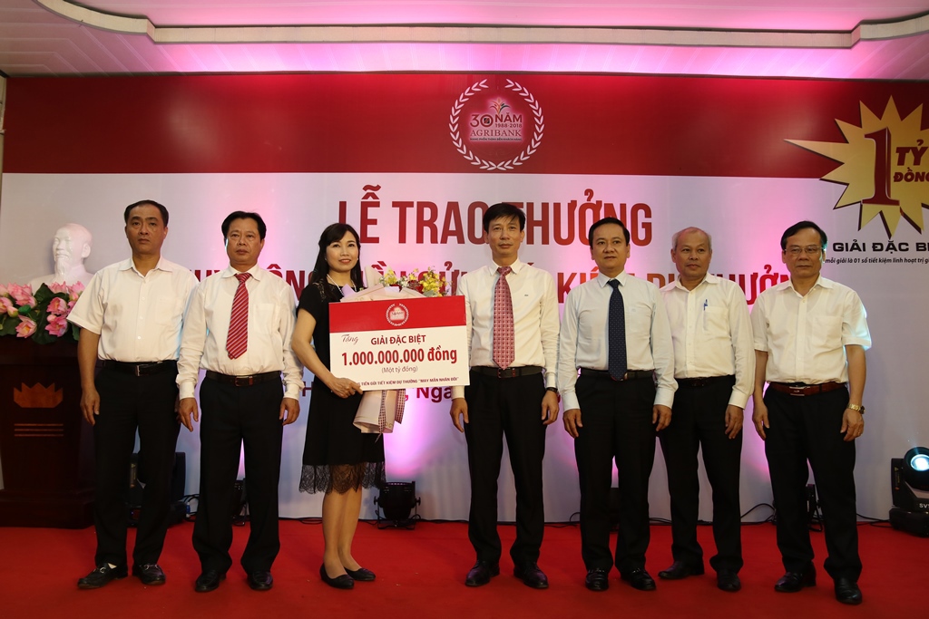 Lãnh đạo Agribank và TP. Hải Phòng chúc mừng khách hàng trúng Giải đặc biệt lần thứ Hai Chương trình Kỷ niệm 30 năm thành lập Agribank- May mắn nhân đôi.