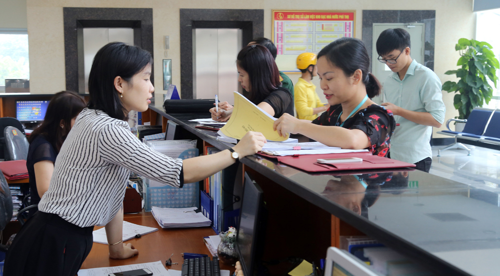 Hướng dẫn khách làm thủ tục thu, chi ngân sách tại phòng giao dịch KBNN.