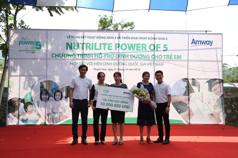 Đại diện Ban Giám Đốc Amway Việt Nam trao tặng học bổng cho Quỹ khuyến học của Trường Mầm non Cẩm Bình (Thanh Hóa)