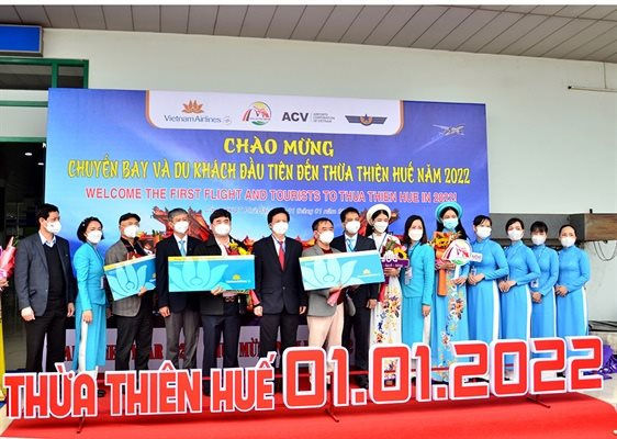 Ngành Du lịch Thừa Thiên Huế chào đón chuyến bay và những hành khách đầu tiên đến Huế năm 2022.
