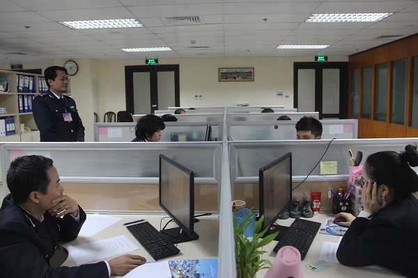 Các cán bộ, công chức Cục Hải quan TP. Hà Nội tham gia đánh giá năng lực.