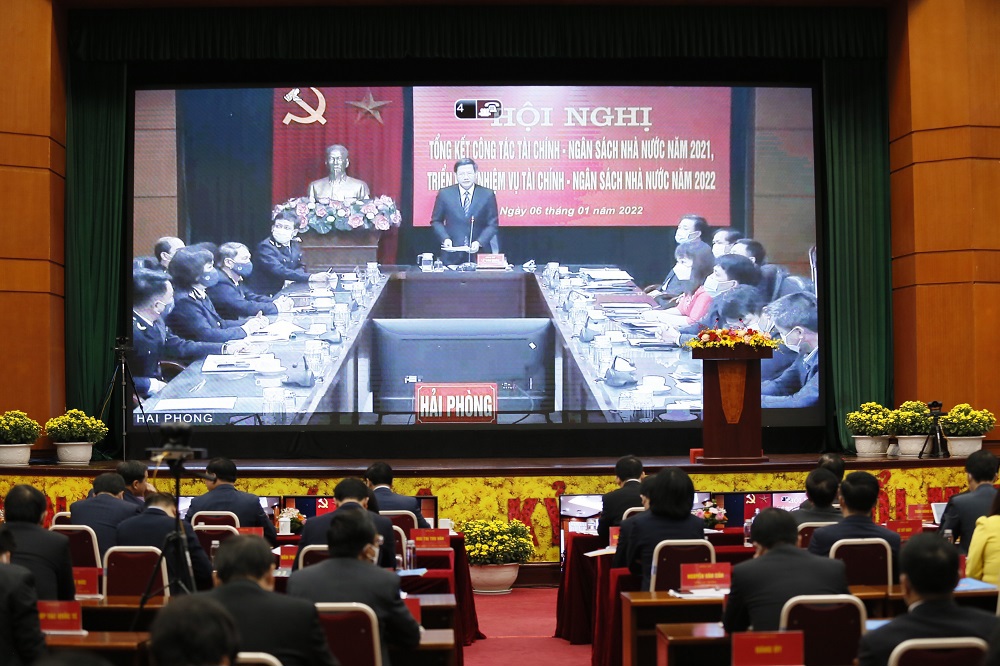 &nbsp;Ph&oacute; Chủ tịch UBND TP. Hải Ph&ograve;ng L&ecirc; Anh Qu&acirc;n tr&igrave;nh b&agrave;y tham luận về t&igrave;nh h&igrave;nh thu - chi NSNN tại điểm cầu TP. Hải Ph&ograve;ng.