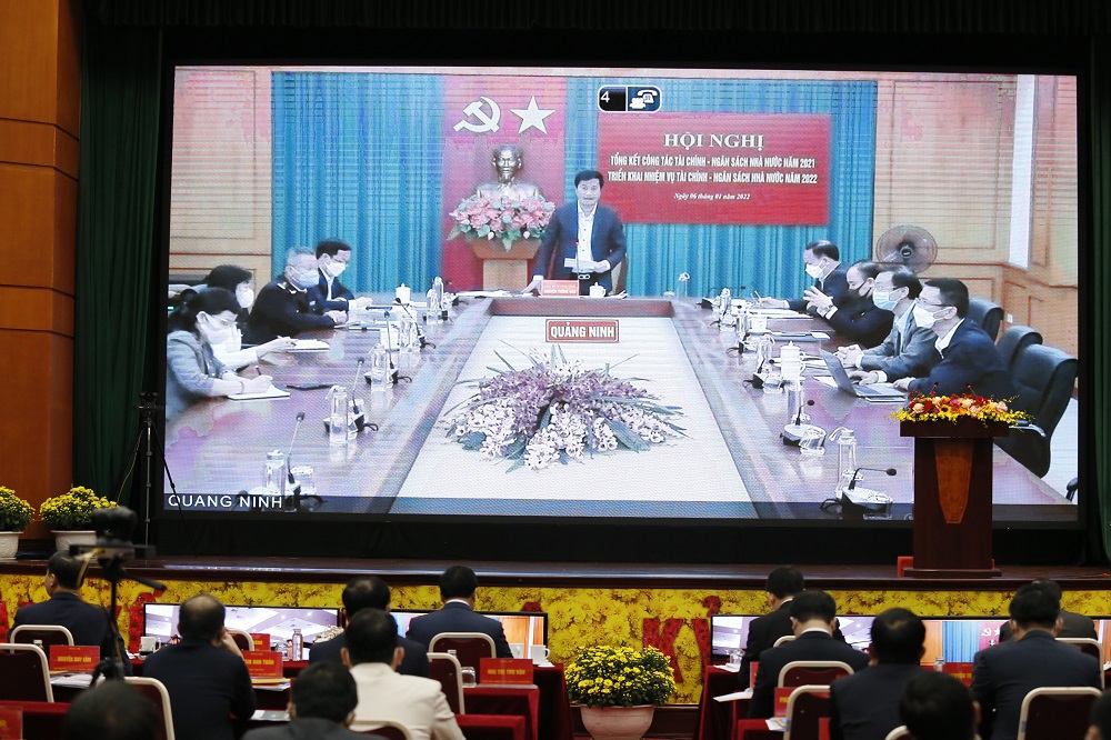 Chủ tịch&nbsp;UBND tỉnh&nbsp;Quảng Ninh Nguyễn Tường Văn tr&igrave;nh b&agrave;y tham luận tại điểm cẩu Quảng Ninh.