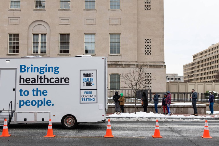 Cư dân Mỹ đứng xếp hàng chờ xét nghiệm PCR tại Washington DC, Mỹ hôm 5/1/2021. (Ảnh: Bloomberg)