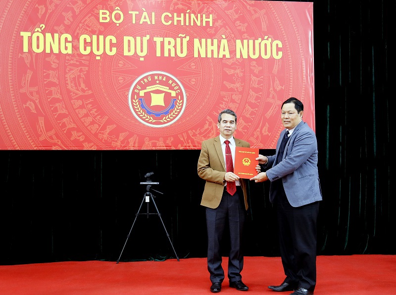 Tổng cục trưởng Tổng cục DTNN Đỗ Việt Đức trao quyết định điều động, bổ nhiệm ông Hoàng Văn Quyết - Cục trưởng Cục DTNN khu vực Hà Nam Ninh giữ chức Vụ trưởng Vụ Chính sách và Pháp chế.