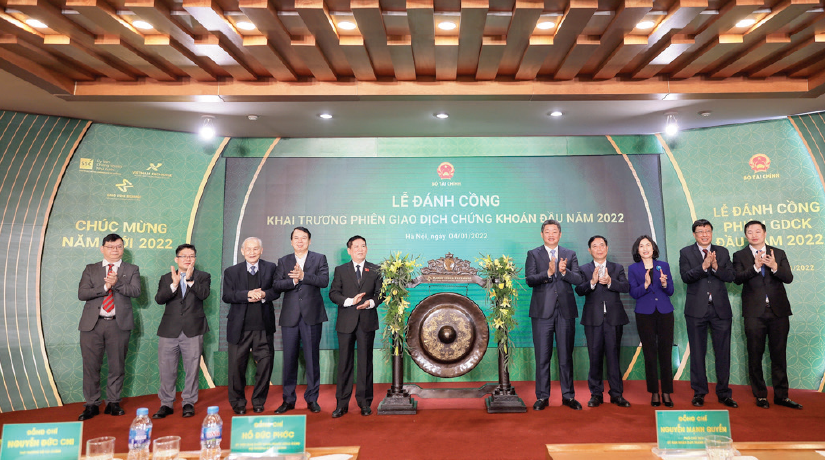 Bộ trưởng Bộ Tài chính Hồ Đức Phớc đánh cồng khai trương phiên giao dịch chứng khoán đầu năm 2022 (ngày 04/01/2022).
