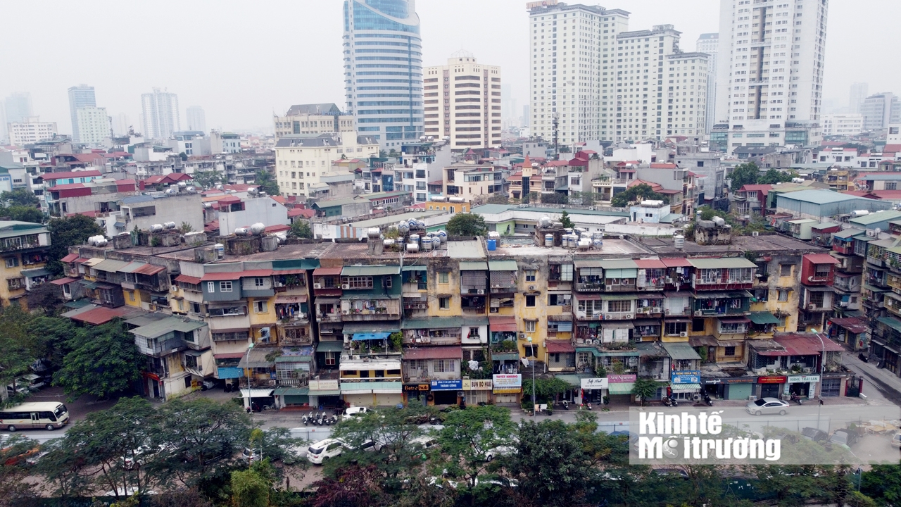 Nhiều khu chung cư nằm giữa nội đô đã được ví như "khu ổ chuột" vì điều kiện sinh hoạt quá tồn tàn, thiếu thốn.