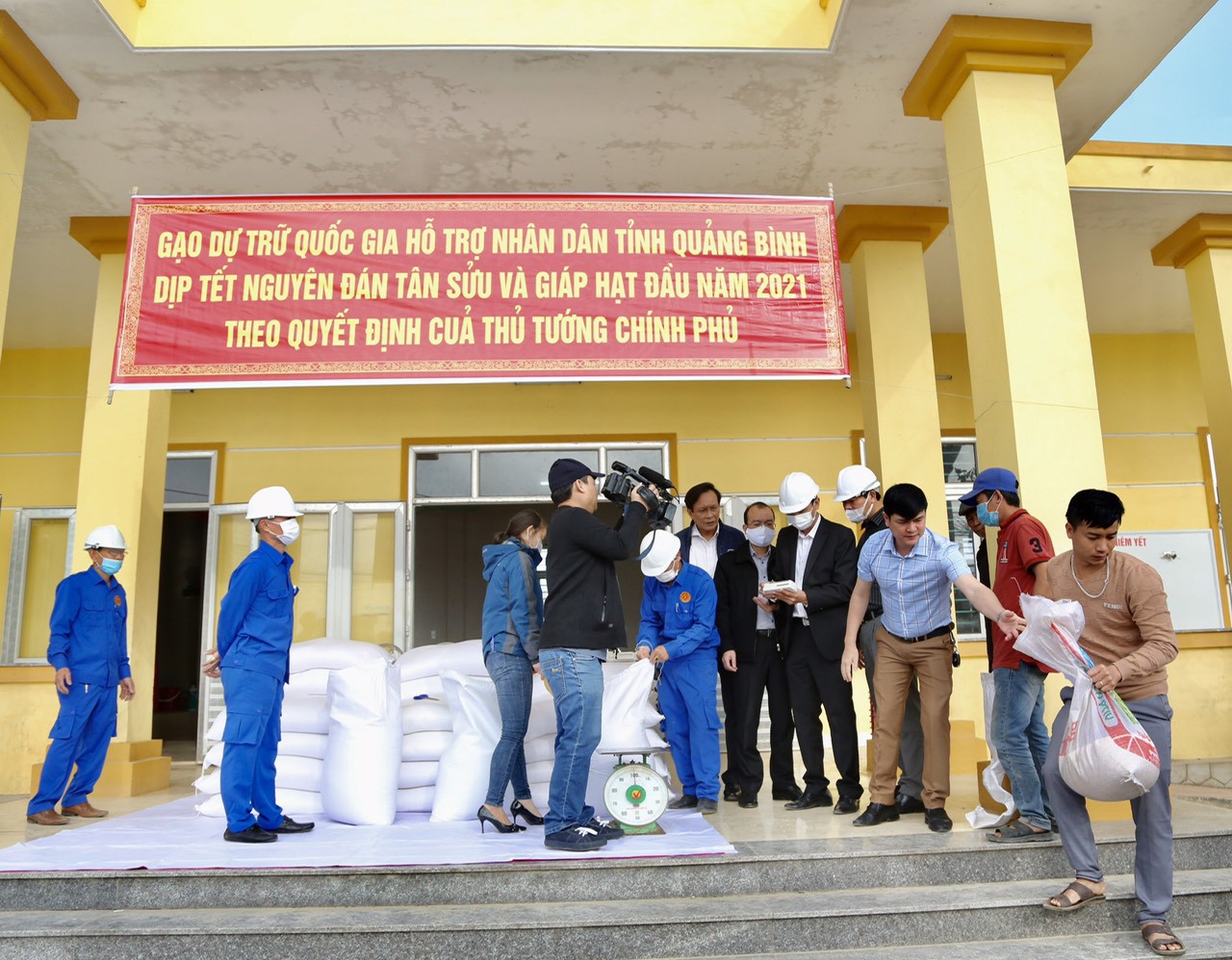 Đo&agrave;n c&ocirc;ng t&aacute;c của Tổng cục DTNN do Ph&oacute; Tổng cục trưởng Tổng cục DTNN Phạm Vũ Anh dẫn đầu đ&atilde; đến kiểm tra c&ocirc;ng t&aacute;c giao nhận gạo DTQG tại&nbsp;th&ocirc;n Đ&ocirc;ng Th&agrave;nh, x&atilde; Li&ecirc;n Thủy, huyện Lệ Thủy, tỉnh Quảng B&igrave;nh.