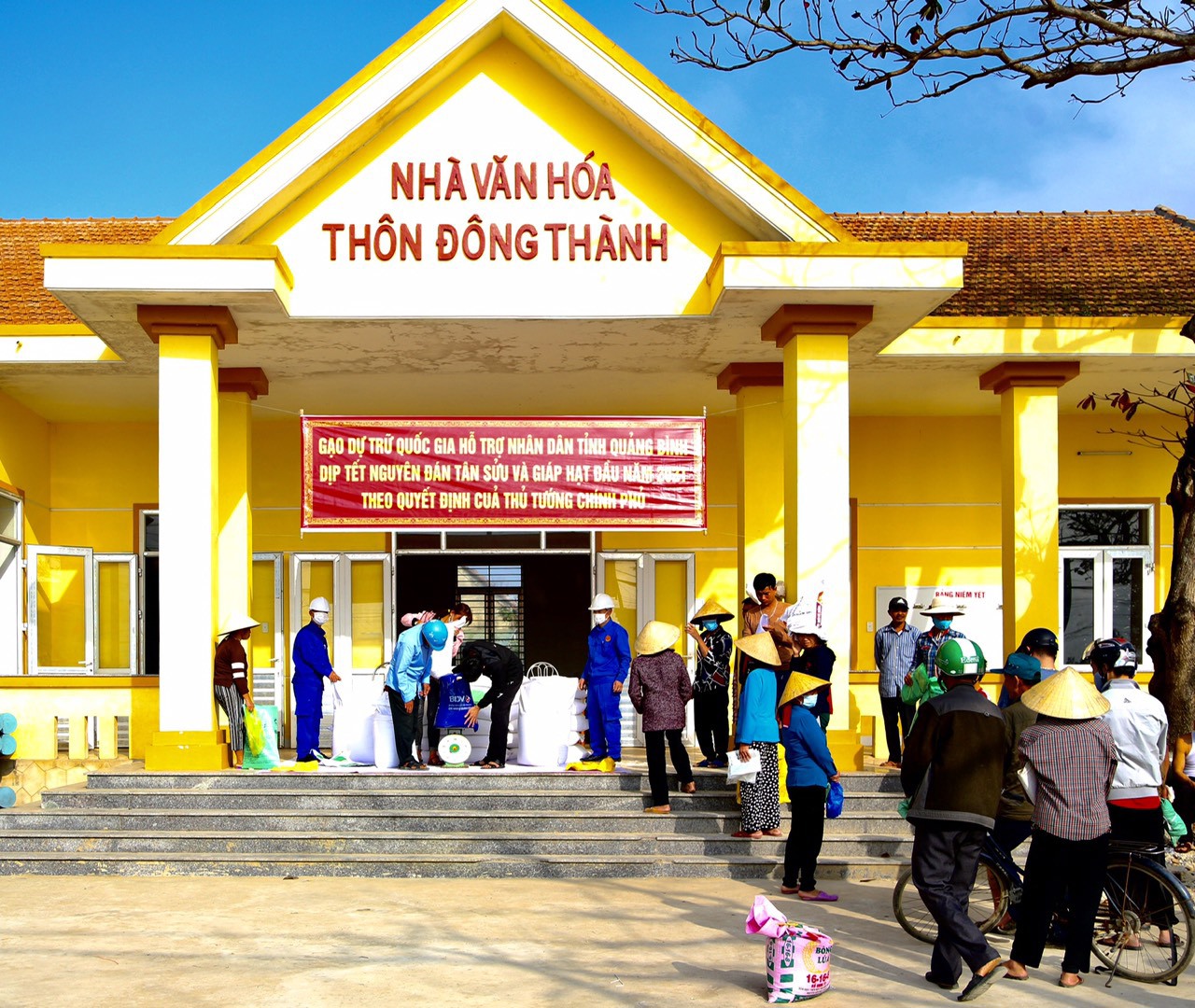 Xuất gạo DTQG cho nh&acirc;n d&acirc;n dịp Tết Nguy&ecirc;n đ&aacute;n 2021 tại th&ocirc;n Đ&ocirc;ng Th&agrave;nh, x&atilde; Li&ecirc;n Thủy, huyện Lệ Thủy, tỉnh Quảng B&igrave;nh.