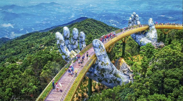 Cầu Vàng - Đà Nẵng đang trở thành điểm đến hấp dẫn thu hút đông đảo du khách trong và ngoài nước.