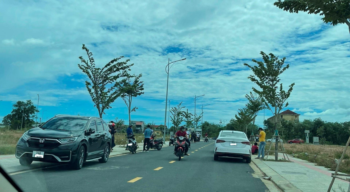 Thiếu hụt nguồn cung là 1 trong những nguyên nhân khiến các môi giới lợi dụng thổi giá, gây ra các cơn sốt đất, hoặc chính các chủ đầu tư đẩy giá bán nhà tăng cao. Ảnh minh họa.