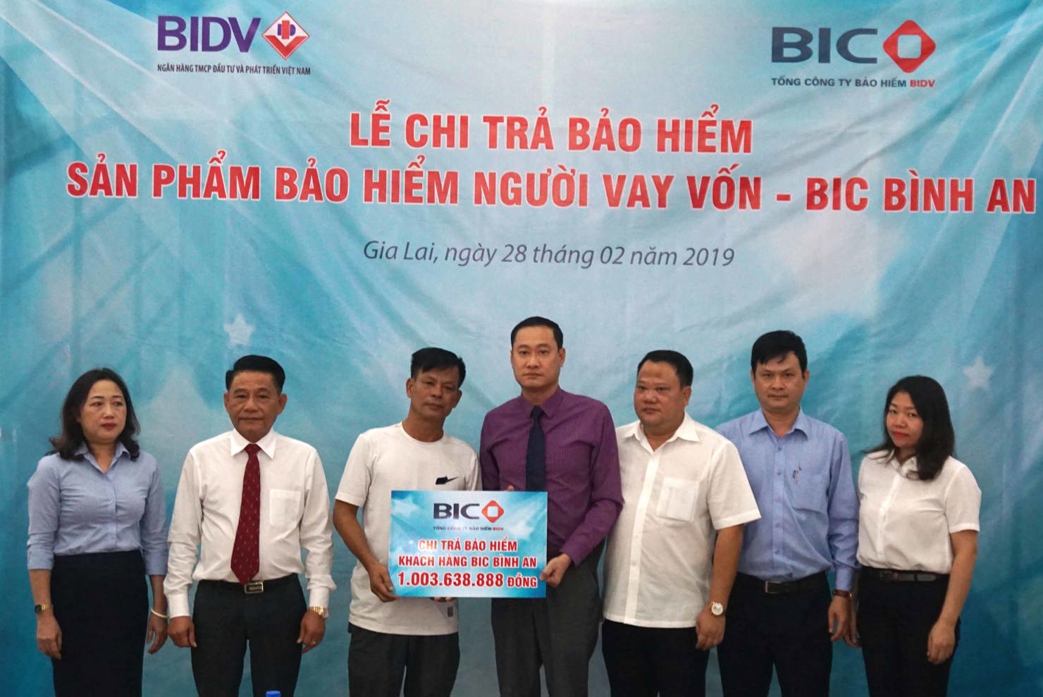 Đại diện lãnh đạo BIC và Chi nhánh BIDV Gia Lai trao tiền bảo hiểm cho gia đình khách hàng.