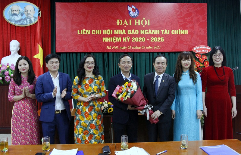 Ông Trần Bá Dung - Trưởng ban Ban Nghiệp vụ Hội Nhà báo Việt Nam tặng hoa chúc mừng Ban Chấp hành Liên chi hội Nhà báo ngành Tài chính nhiệm kỳ 2020-2025. 