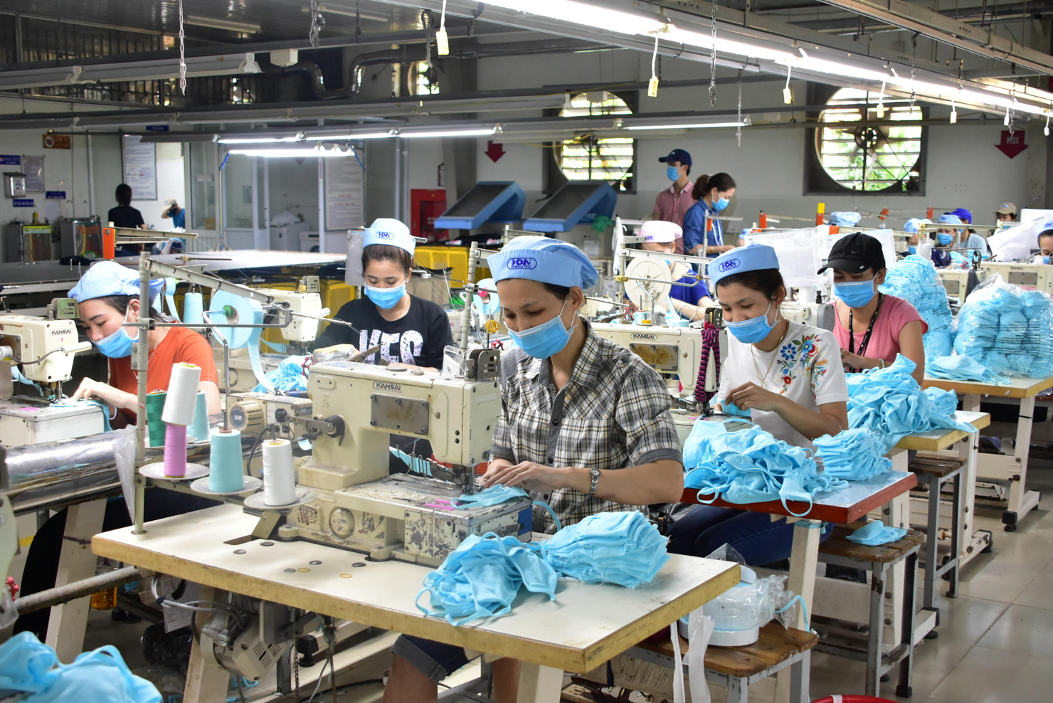 Tiếp nhận, giải quyết ngay hồ sơ đề nghị tạm dừng đóng BHXH vào Quỹ Hưu trí và tử tuất của DN và không tính lãi theo đúng quy định.