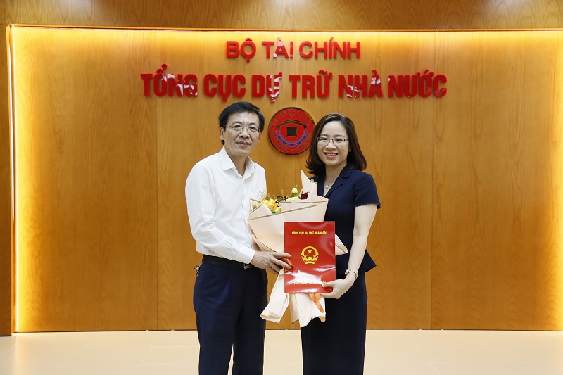 Phó Tổng cục trưởng Tổng cục DTNN La Văn Thịnh trao Quyết định luân chuyển, bổ nhiệm tân Phó Vụ trưởng Vụ Quản lý hàng dự trữ cho bà Phạm Thúy Lâm.