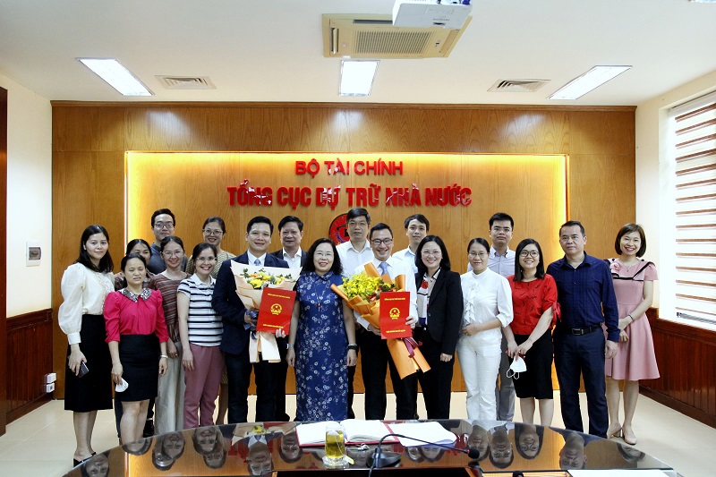 Các đại biểu chụp ảnh lưu niệm tại hội nghị.