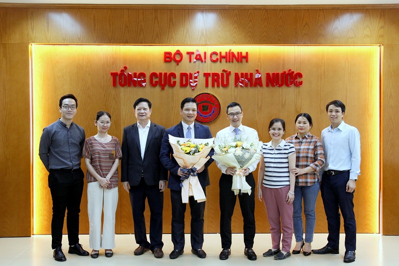 Vụ trưởng Vụ Tài vụ - Quản trị Trần Quốc Thao tặng hoa chúc mừng 2 tân Phó Vụ trưởng.