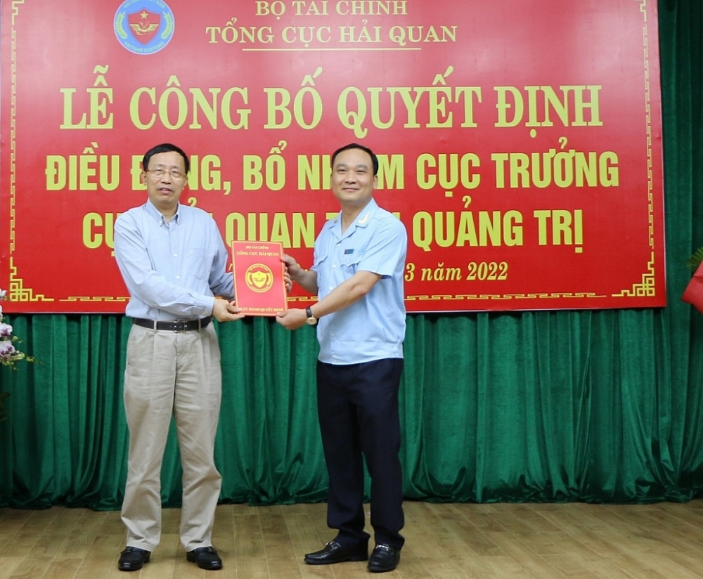 Tổng cục trưởng Tổng cục Hải quan Nguyễn Văn Cẩn trao Quyết định điều động, bổ nhiệm đồng chí Trần Mạnh Cường giữ chức Cục trưởng Cục Hải quan Quảng Trị.