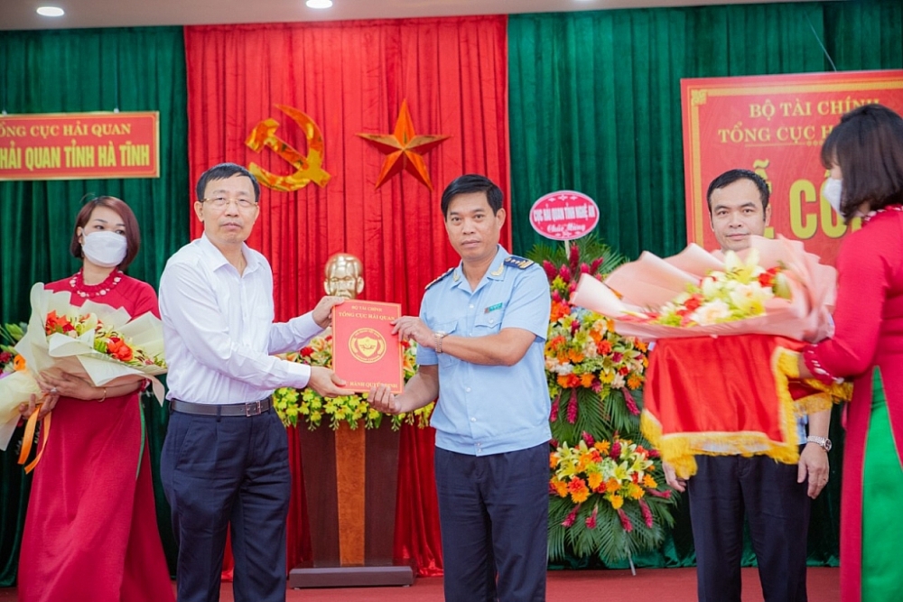 Tổng cục trưởng Tổng cục Hải quan Nguyễn Văn Cẩn trao quyết định điều động, bổ nhiệm cho tân Cục trưởng Cục Hải quan Hà Tĩnh Bùi Thanh San.