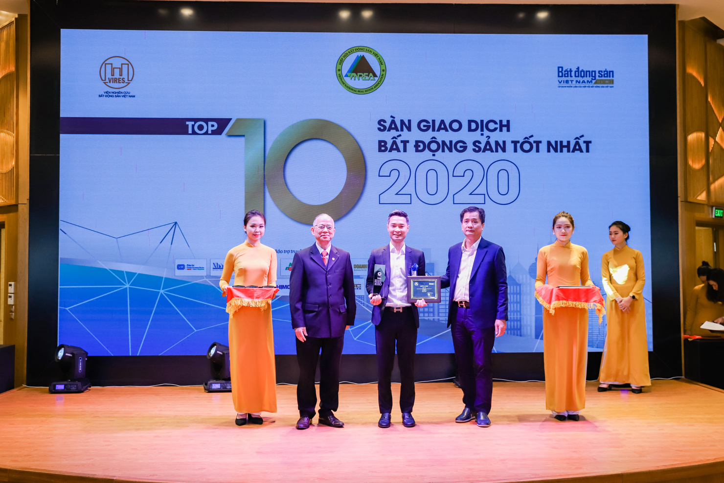 Cen Land vừa xuất sắc dẫn đầu danh sách top 10 sàn giao dịch BĐS tốt nhất năm 2020.