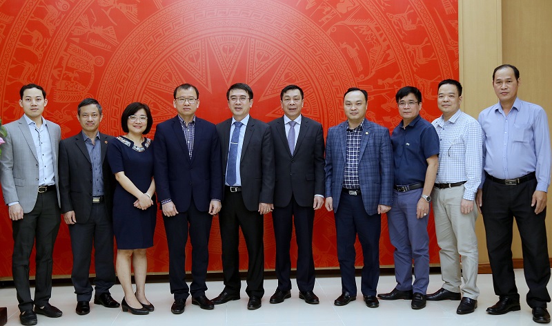 Các đại biểu chụp ảnh lưu niệm tại hội nghị. Ảnh: Văn Trường.