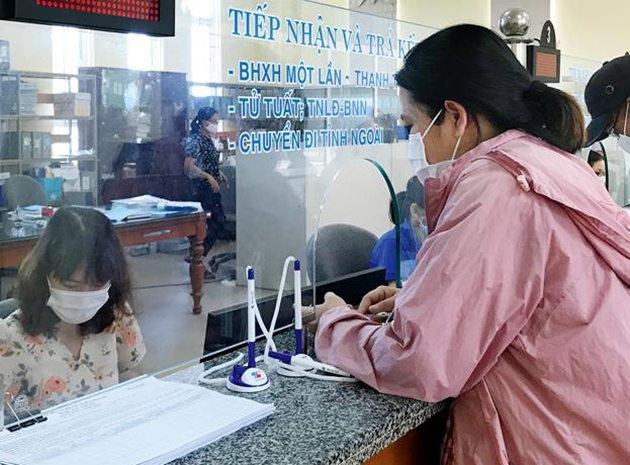 Khi nhận BHXH một lần, NLĐ sẽ mất đi cơ hội được hưởng lương hưu, không có điều kiện vật chất đảm bảo cho cuộc sống lúc tuổi già, không có cơ hội ổn định cuộc sống.