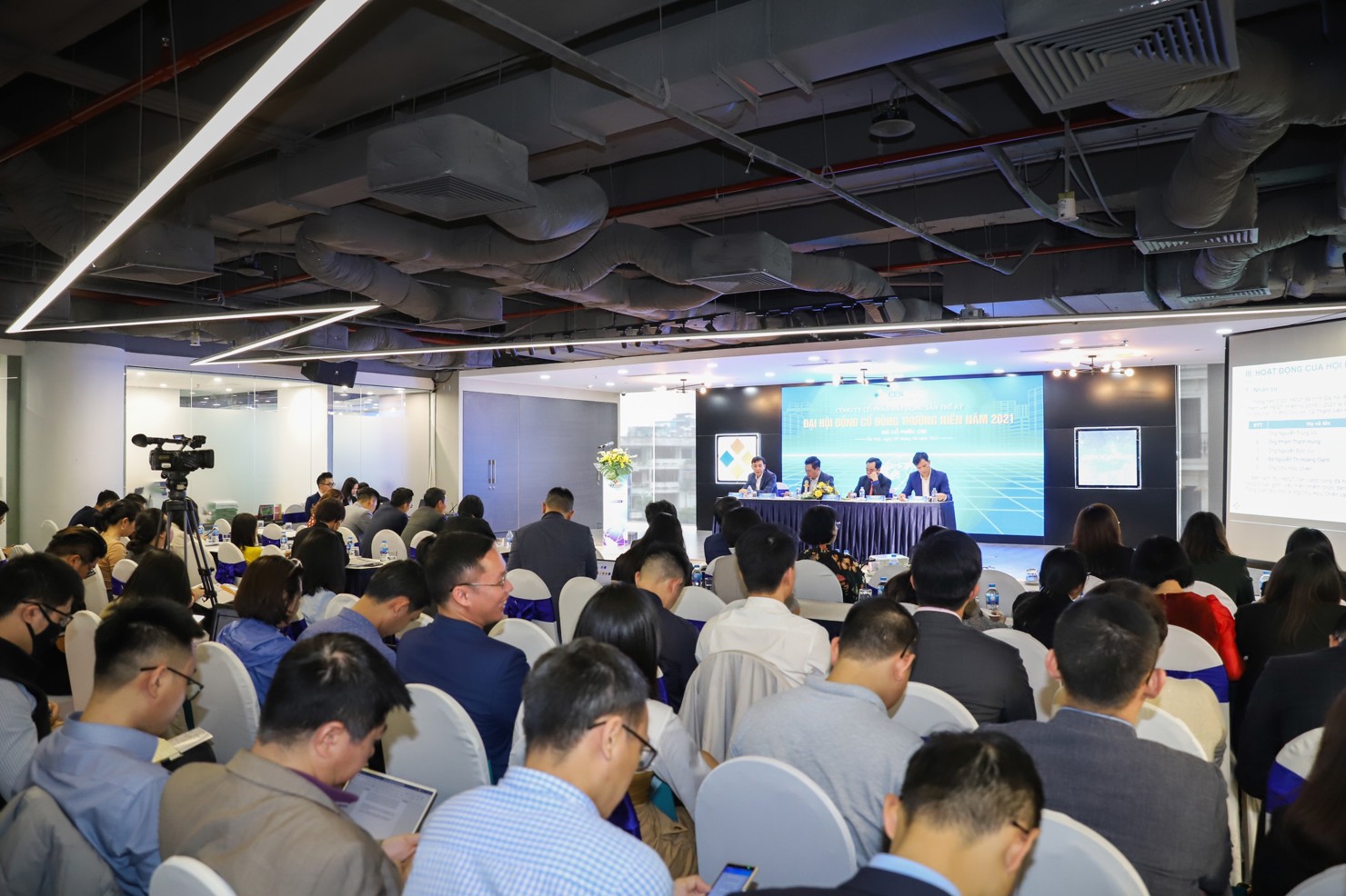 Đầu tháng 4/2021, Cen Land bất ngờ công bố thay đổi kế hoạch doanh thu năm 2021 lên 5.000 tỷ đồng ngay trong Đại hội đồng cổ đông.