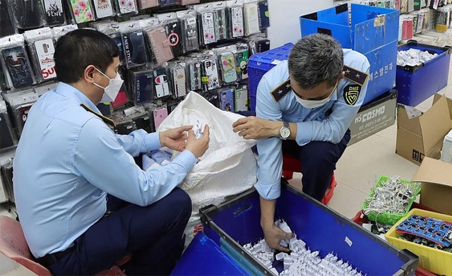 Lực lượng quản lý thị trường thu giữ sạc điện thoại giả mạo. Ảnh: VGP/Bích Phương.