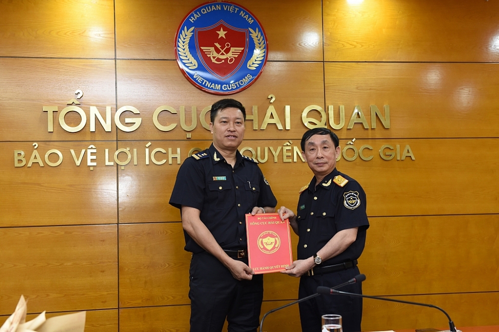 Phó Tổng cục trưởng Tổng cục Hải quan Hoàng Việt Cường trao Quyết định điều động, bổ nhiệm ông Bùi Tuấn Hải - Phó Cục trưởng Cục Kiểm định hải quan (Tổng cục Hải quan) giữ chức Phó Cục trưởng Cục Hải quan Đà Nẵng.