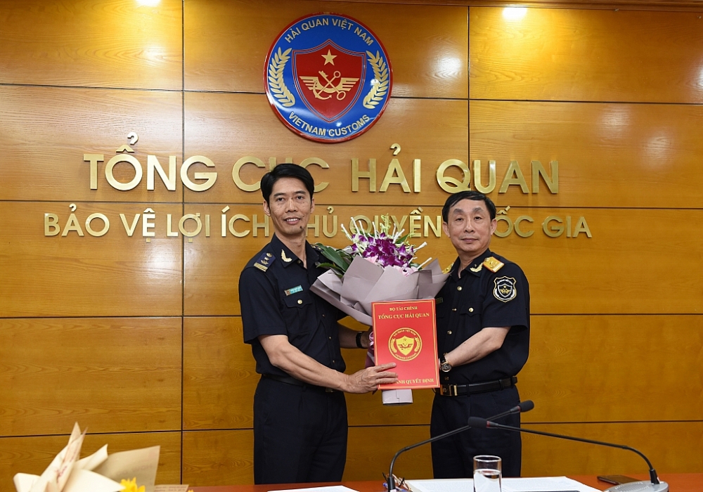 Phó Tổng cục trưởng Tổng cục Hải quan Hoàng Việt Cường trao Quyết định điều động, bổ nhiệm ông Trần Quốc Định - Phó Cục trưởng Cục Hải quan TP. Hà Nội giữ chức Phó Cục trưởng Cục Kiểm định hải quan (Tổng cục Hải quan).