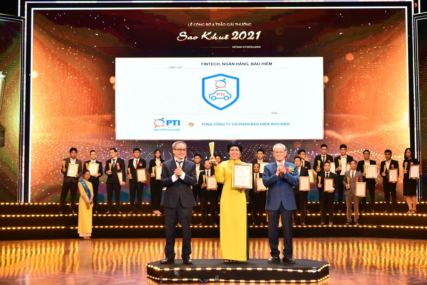 Đại diện PTI nhận Giải thưởng Sao Khuê năm 2021. Nguồn: PTI