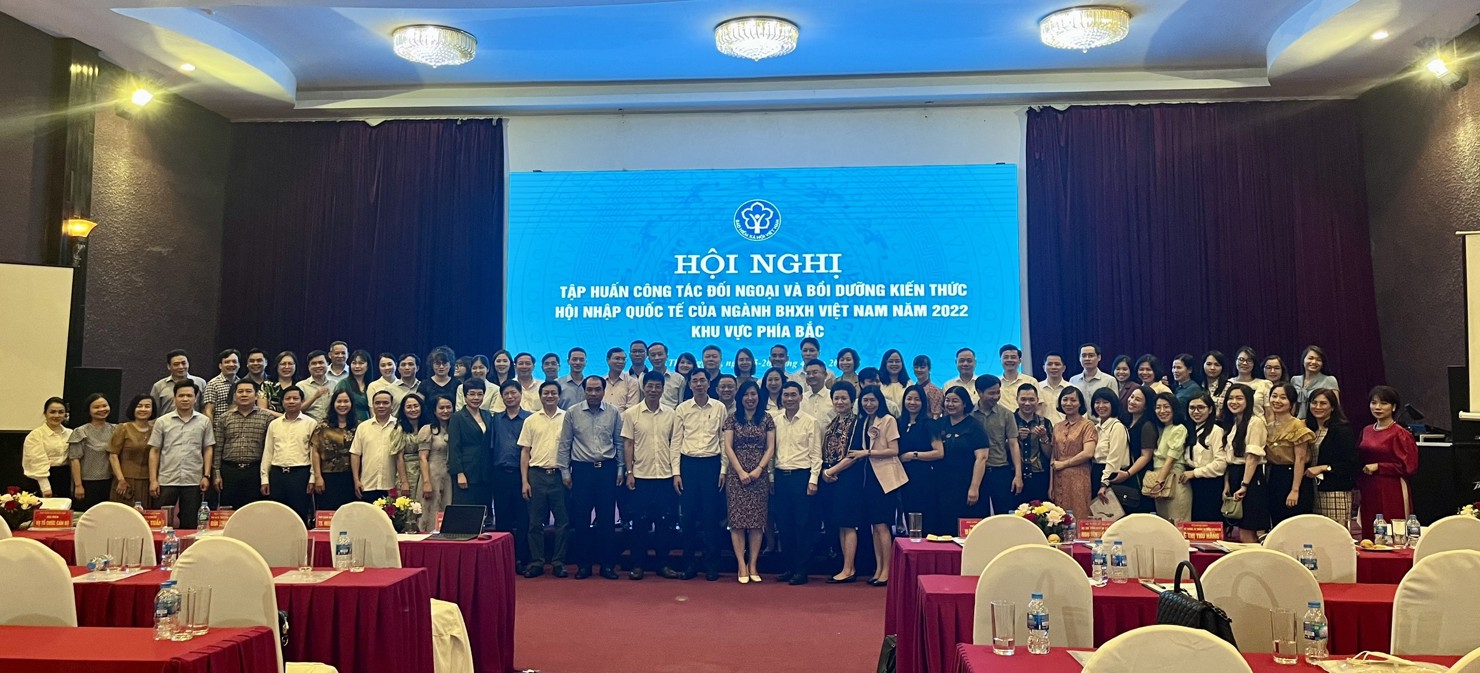 Các đại biểu chụp ảnh lưu niệm tại Hội thảo.