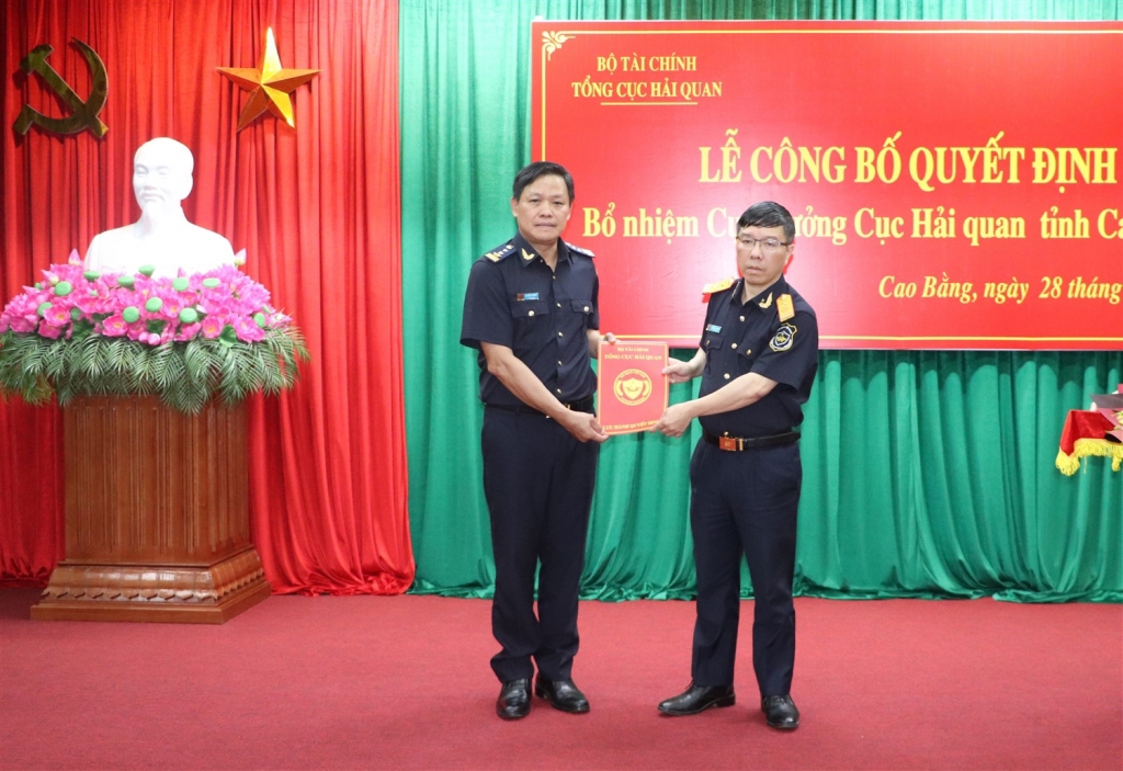 Phó Tổng cục trưởng Tổng cục Hải quan Lưu Mạnh Tưởng trao quyết định bổ nhiệm chức vụ Cục trưởng Cục Hải quan Cao Bằng đối với đồng chí Lê Viết Phong. Ảnh: Thái Bình.
