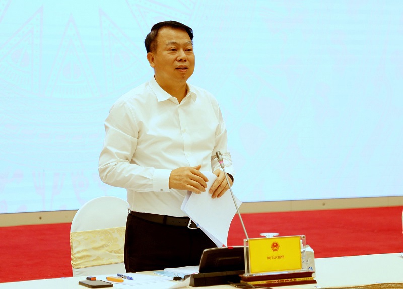 Th&uacute; trưởng Bộ T&agrave;i ch&iacute;nh Nguyễn Đức chi trả lời b&aacute;o ch&iacute; tại phi&ecirc;n Họp b&aacute;o Ch&iacute;nh phủ thường kỳ th&aacute;ng 4. Ảnh: Văn Trường.