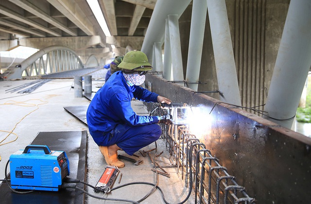 Các công trình, dự án trọng điểm trên địa bàn Thành phố như cầu Vĩnh Tuy giai đoạn 2, hầm chui Lê Văn Lương, đường Vành đai 2 trên cao… đang tiếp tục đẩy nhanh tiến độ, với mục tiêu bảo đảm thời gian, chất lượng, tập trung sức lực để sớm hoàn thành công trình theo kế hoạch đặt ra. Ảnh: VGP/Minh Anh.