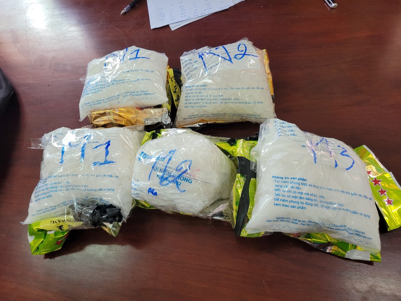 Lực lượng chức năng thu giữ tang vật gần 5 kg ma túy đá.